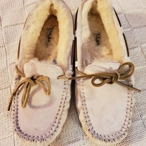 UGG Womens Cream Slipper Moccasins Size 5